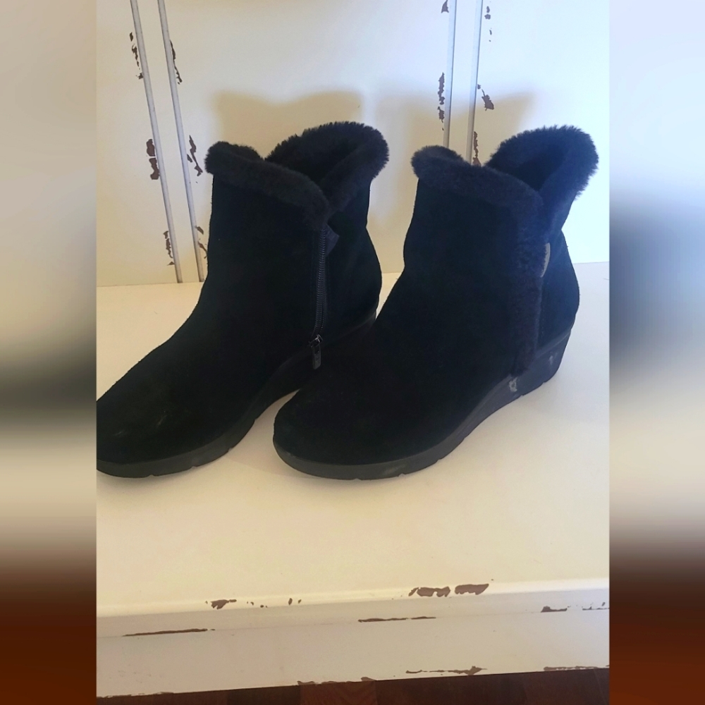 Black suede booties with fur